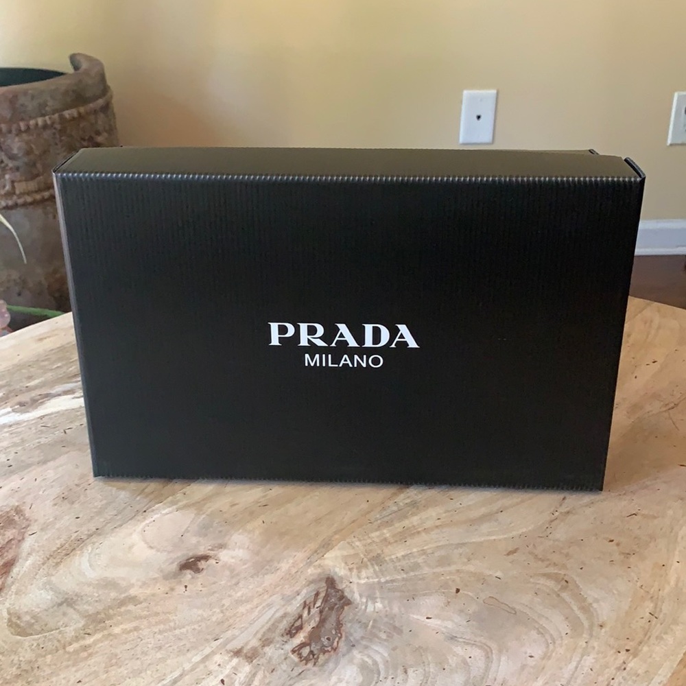 PRADA Shoebox w/silk paper -